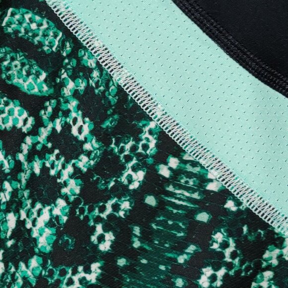 Under Armour M Compression Capri Leggings Black Aqua Snake Print HeatGear Yoga - Picture 3 of 5